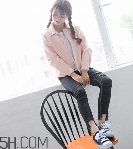 粉色衣服配什么顏色的褲子？粉色衣服搭配褲子圖片