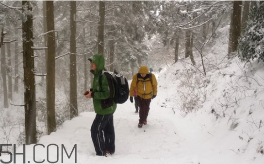 下雪爬山要準備什么？爬山后小腿疼怎么按摩？