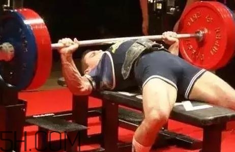 什么是斷頭臺(tái)臥推？杠鈴斷頭臺(tái)臥推怎么做？