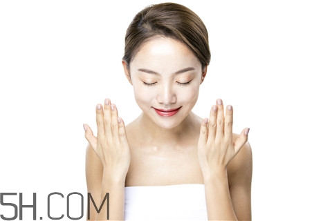 青春痘能用紅霉素軟膏嗎？青春痘能用蘆薈膠嗎？