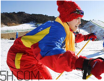 滑雪服什么牌子好？滑雪服和沖鋒衣哪個(gè)好？