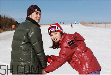 滑雪穿什么衣服比較好？滑雪鞋怎么穿？