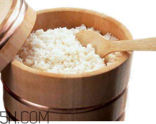 煮飯用熱水還是冷水？煮飯要放多少水