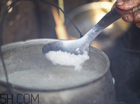 煮飯怎么不粘鍋？煮飯能用開水嗎