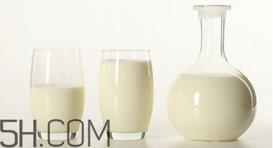 不宜喝牛奶的人群有哪些？牛奶和哪些食物相克？