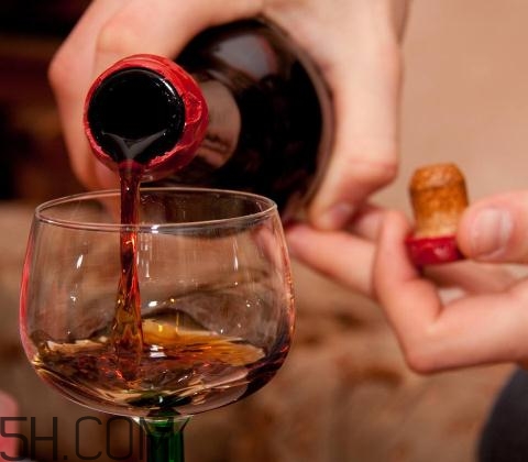 喝酒會(huì)引起尿酸偏高嗎？喝酒會(huì)引起尿毒癥嗎？