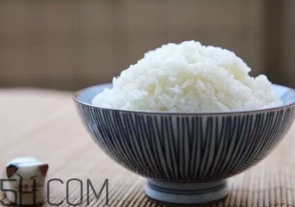 煮飯用熱水還是冷水？煮飯要放多少水