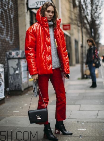紅色羽絨服怎么搭配？紅色羽絨服搭配圖片