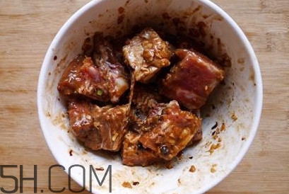 粉蒸肉五花肉怎么腌制？做粉蒸肉的肉要去皮嗎