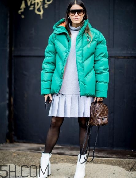 羽絨服搭配什么裙子好看？羽絨服搭配裙子圖片