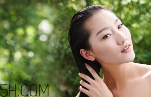 不同發(fā)質(zhì)使用哪種精油好？護(hù)發(fā)素和護(hù)發(fā)精油的區(qū)別