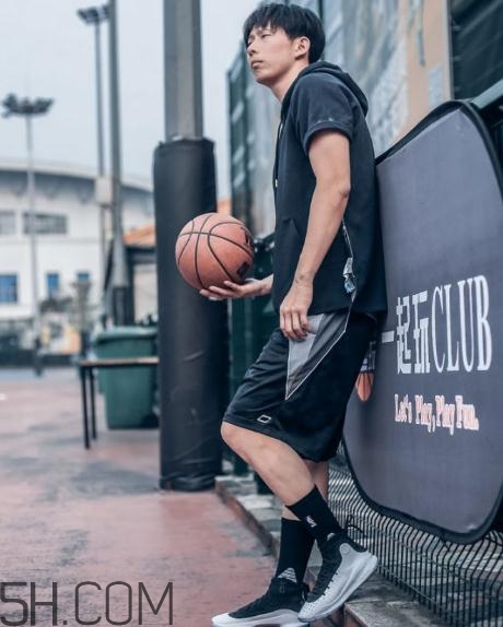 under armour curry 4黑白配色上腳效果怎么樣？