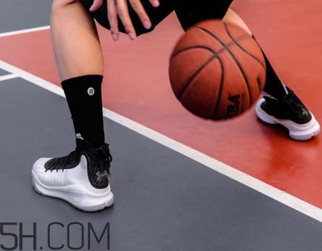 under armour curry 4黑白配色上腳效果怎么樣？