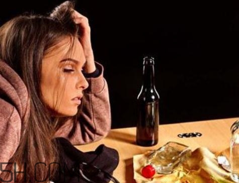 酒精肝是什么引起的？酒精肝是喝酒喝的嗎？