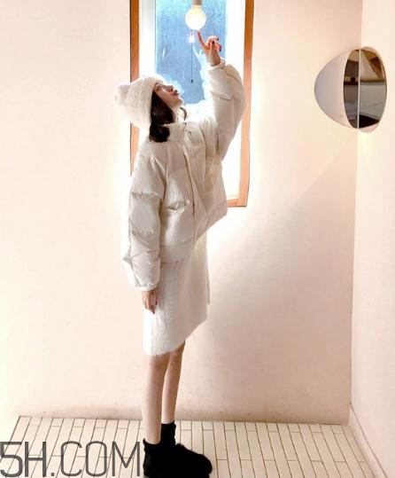 白色羽絨服配什么鞋子？白色羽絨服搭配鞋子圖片