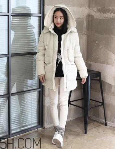 白色羽絨服配什么褲子？白色羽絨服搭配褲子圖片