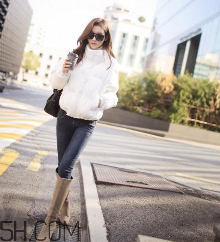 白色羽絨服配什么褲子？白色羽絨服搭配褲子圖片