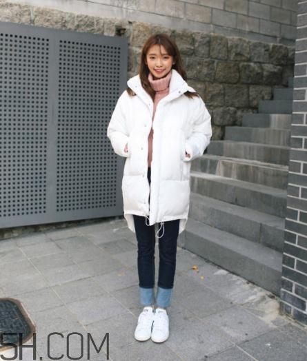 白色羽絨服配什么褲子？白色羽絨服搭配褲子圖片