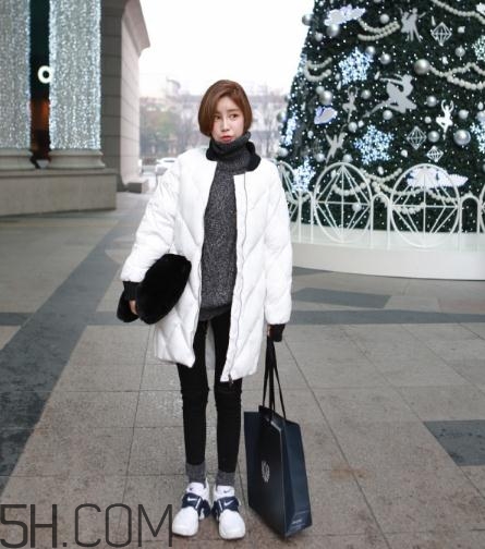 白色羽絨服配什么褲子？白色羽絨服搭配褲子圖片
