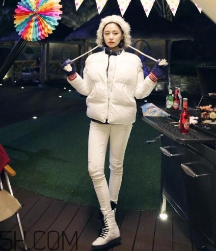 白色羽絨服配什么褲子？白色羽絨服搭配褲子圖片