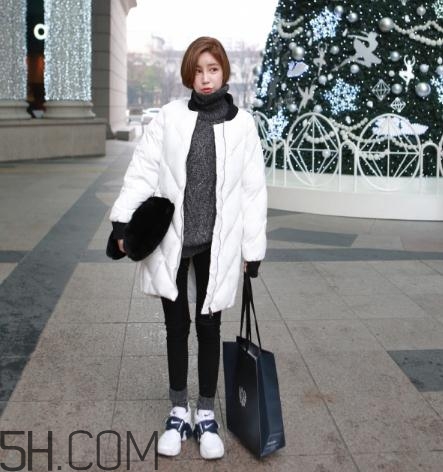 白色羽絨服配什么顏色毛衣？白色羽絨服搭配毛衣圖片