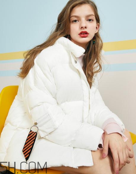 白色羽絨服怎么保存不發(fā)黃？白色羽絨服怎么打理？