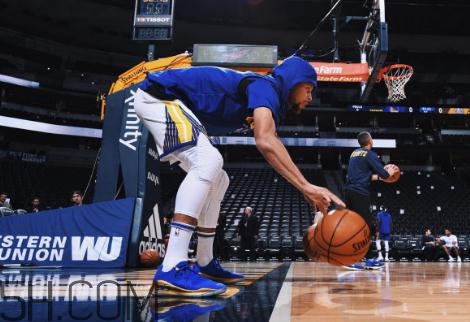 under armour curry 4 low勇士隊(duì)藍(lán)金配色會(huì)發(fā)售嗎？