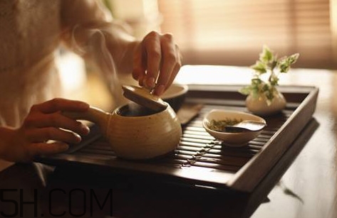 玫瑰花茶能和蜂蜜一起喝嗎？玫瑰花茶能放冰糖嗎