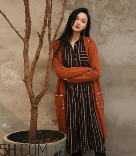 焦糖色衣服怎么搭配？焦糖色衣服搭配示范