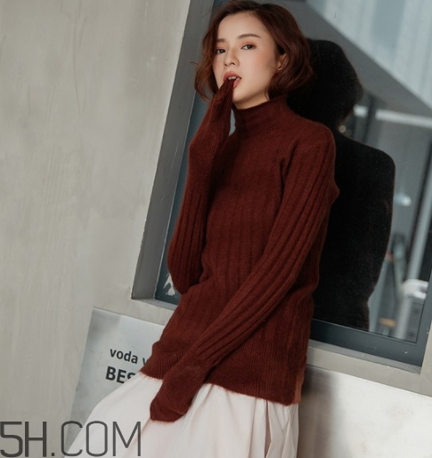 焦糖色衣服怎么搭配？焦糖色衣服搭配示范