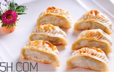 煎餃是先煮熟還是蒸熟？煎餃和鍋貼有什么區(qū)別