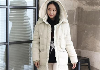 白色羽絨服配什么顏色毛衣？白色羽絨服搭配毛衣圖片