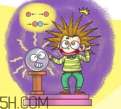 觸電是電流還是電壓？為何冬季手摸金屬會有觸電的感覺