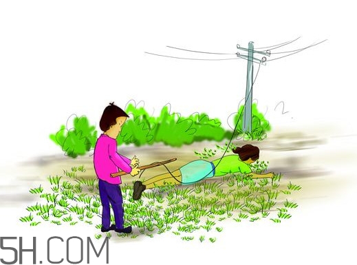 人穿著塑料拖鞋會觸電嗎？220V家用電觸電能使人致殘致死嗎