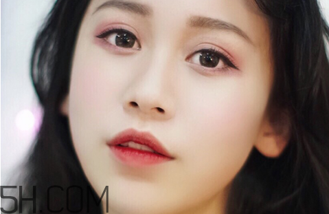 秋冬適合什么妝容？怎樣涂口紅好看？