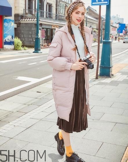 粉色羽絨服怎么搭配？粉色羽絨服搭配圖片