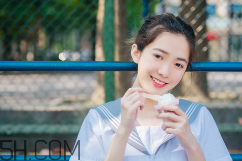美寶蓮小燈管16號(hào)奶茶色好看嗎？學(xué)生黨口紅什么顏色好看？
