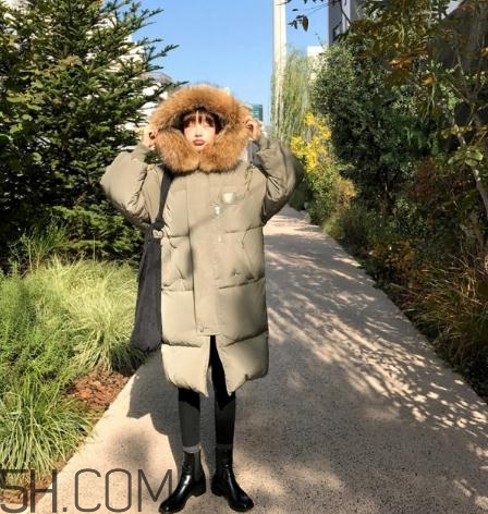 軍綠色羽絨服怎么搭配？軍綠色羽絨服搭配圖片