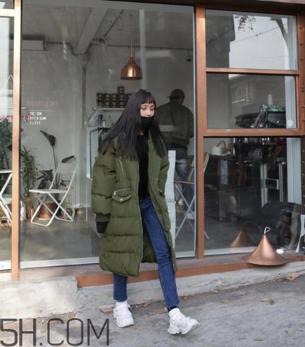 軍綠色羽絨服怎么搭配？軍綠色羽絨服搭配圖片