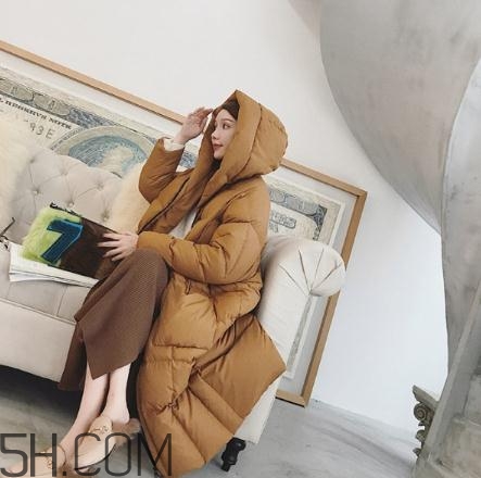 焦糖色羽絨服配什么顏色好看？焦糖色羽絨服搭配圖片