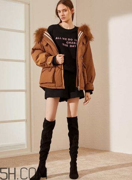 焦糖色羽絨服配什么顏色好看？焦糖色羽絨服搭配圖片