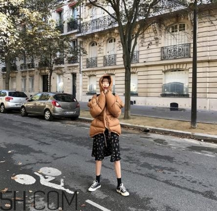 焦糖色羽絨服配什么顏色好看？焦糖色羽絨服搭配圖片