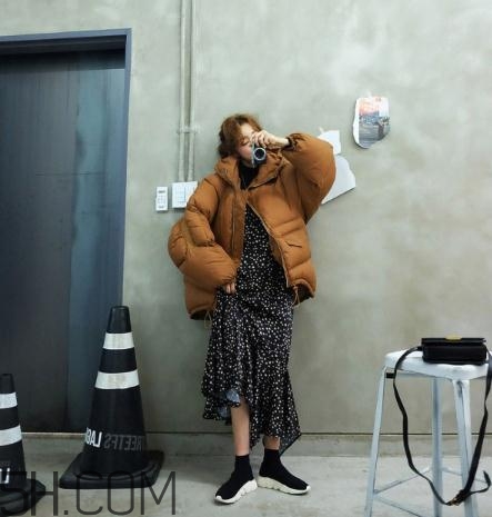 焦糖色羽絨服配什么顏色好看？焦糖色羽絨服搭配圖片