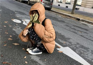焦糖色羽絨服配什么顏色好看？焦糖色羽絨服搭配圖片
