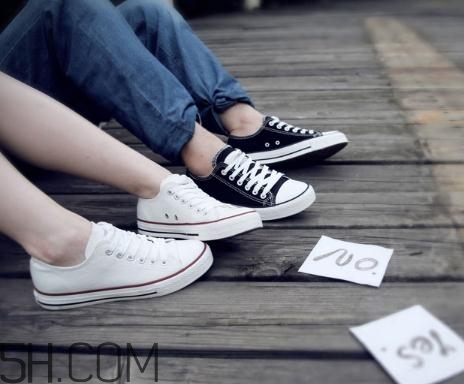 帆布鞋長(zhǎng)霉了怎么處理？帆布鞋發(fā)霉了怎么洗掉？