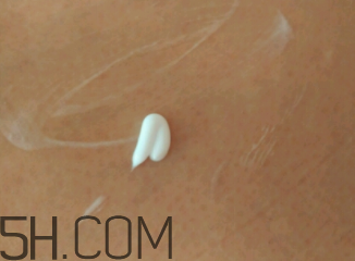雅芳小黑裙香體乳怎么樣？雅芳小黑裙香體乳好用嗎？