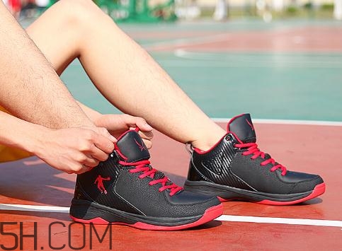 籃球鞋高幫好還是低幫好？籃球鞋高幫和低幫的區(qū)別