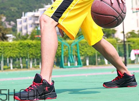 籃球鞋高幫好還是低幫好？籃球鞋高幫和低幫的區(qū)別