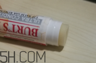 小蜜蜂細(xì)致修護(hù)唇膏很油嗎？夏天用合適嗎？