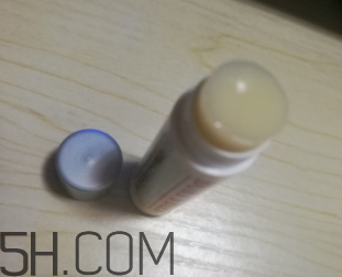 小蜜蜂細(xì)致修護(hù)唇膏很油嗎？夏天用合適嗎？